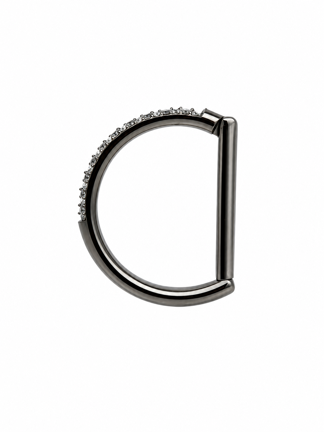 Arito Daith Clicker Forma D fabricado en titanio ASTM F136 grado implante con zirconias Swarovski engarzadas lateralmente. Diseño elegante, liviano, libre de níquel y apto para uso diario. Disponible en 1.0 mm y 1.2 mm de grosor con diámetros internos de 8 mm y 10 mm.