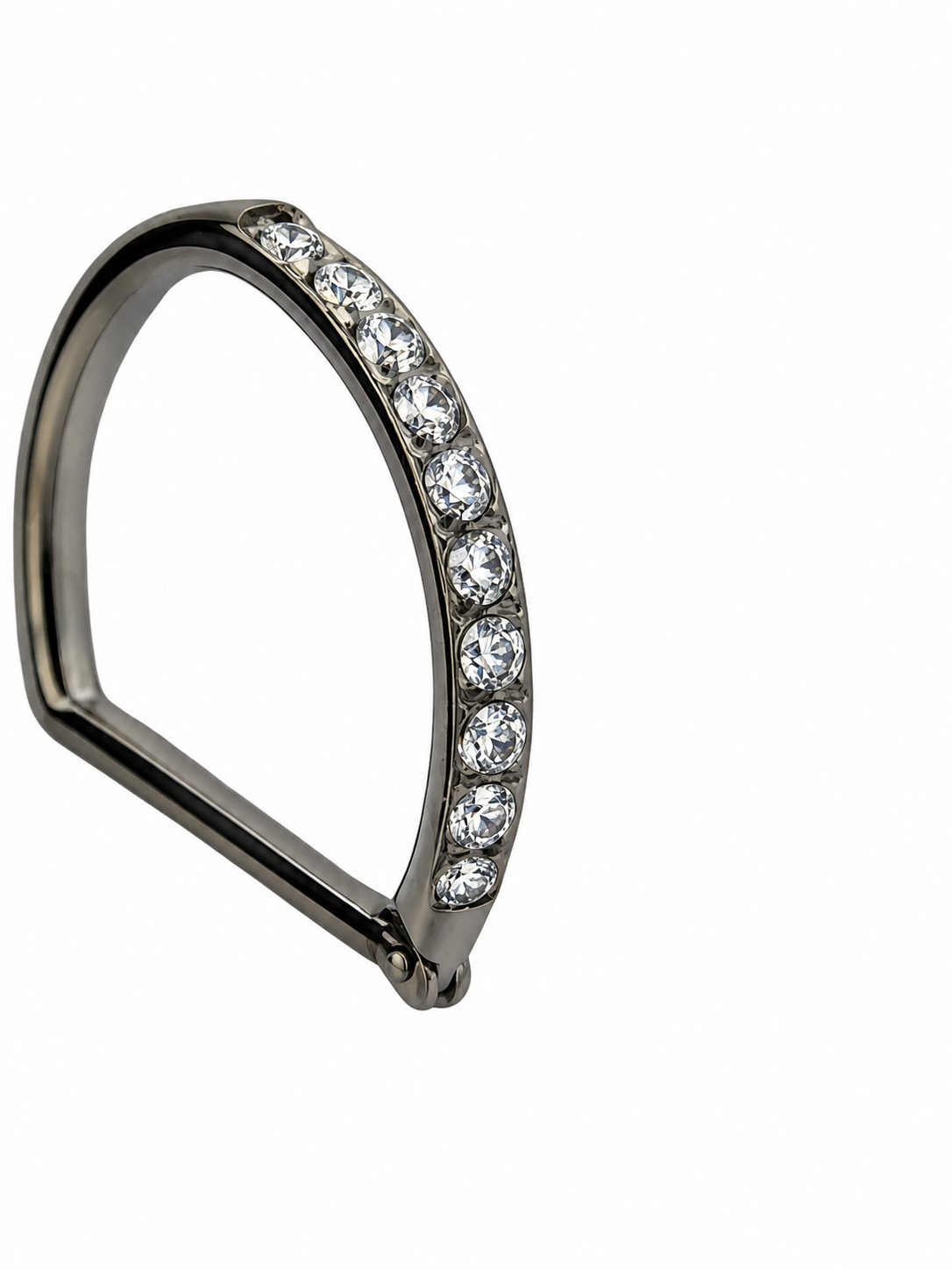 El Arito Daith Clicker Forma D Titanio F136 con Zirconias Swarovski combina elegancia, comodidad y calidad profesional en una sola pieza. Fabricado en titanio ASTM F136 grado implante, incorpora zirconias Swarovski engarzadas lateralmente para ofrecer un brillo excepcional y una apariencia sofisticada. Su sistema clicker permite una colocación rápida y segura, convirtiéndolo en una excelente opción para daith, helix, conch y otras perforaciones compatibles.