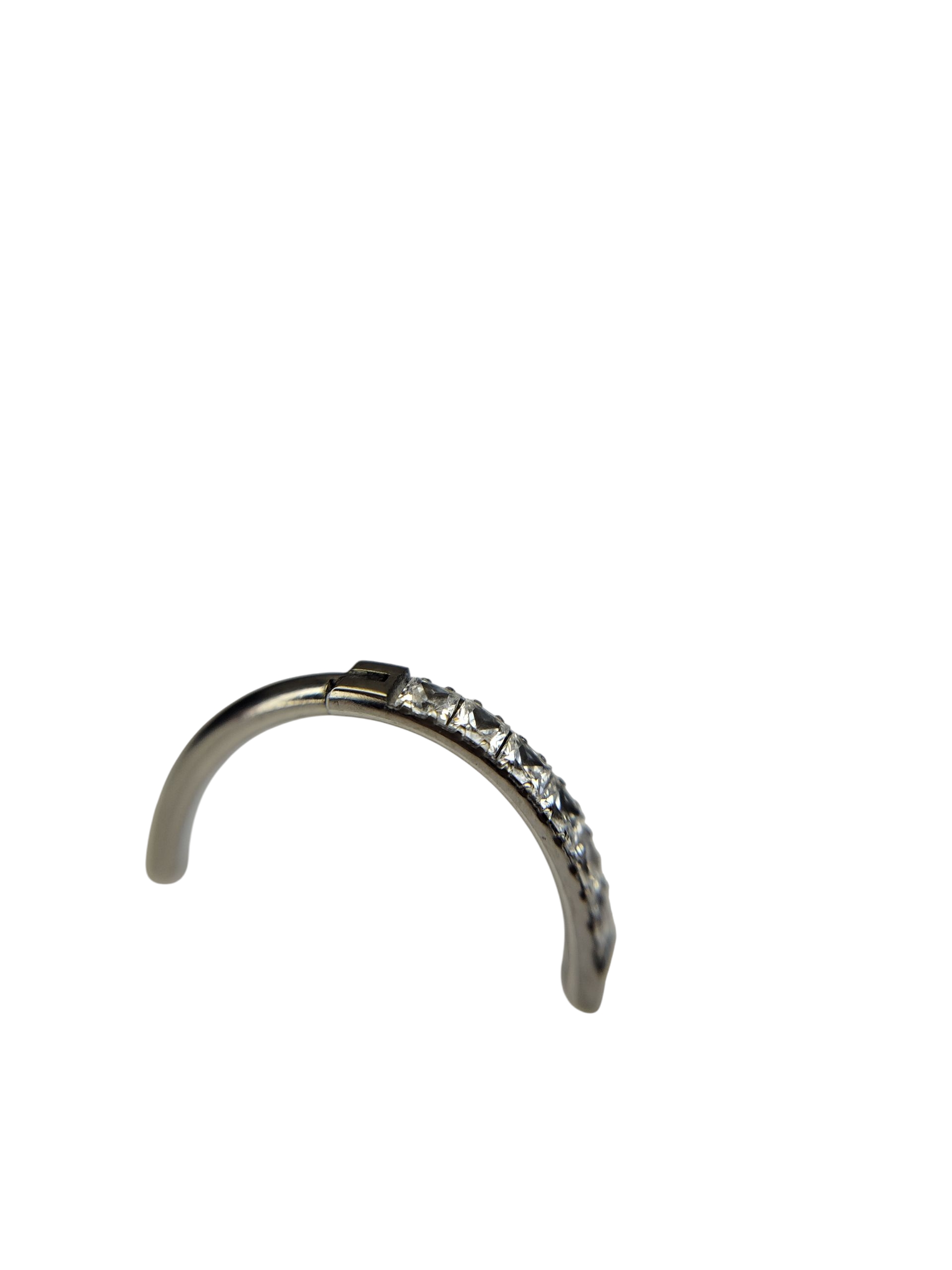 Vista lateral abriendose del piercing ombligo vertical clicker de titanio ASTM F136.