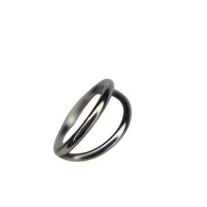 Piercing Argolla Doble Titanio F136 con sistema Clicker de apertura fácil, disponible en medidas de 1.2x8 mm y 1.2x10 mm, libre de níquel y apto para anodizado.